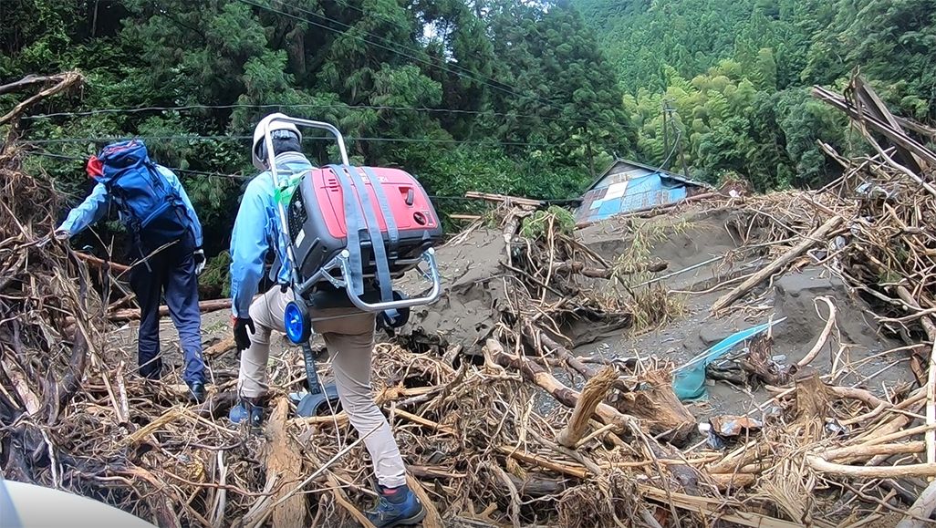 自衛隊ヘリから降下も 7月豪雨災害に対応したKDDIの基地局復旧